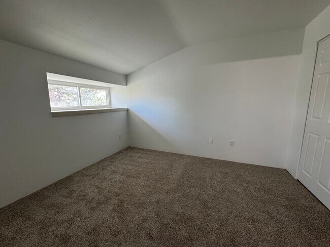 Building Photo - Beautifully Remodled 2 Bed 2 Bath Top Floo...