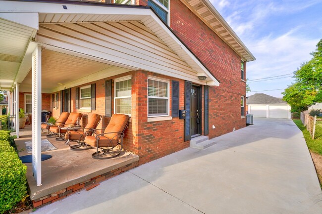 Building Photo - Charming Apartment in Nichols Hills