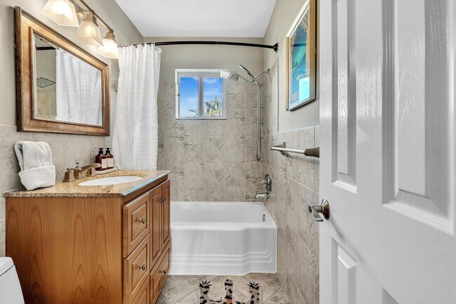 Building Photo - 3450 NE 19th Ave