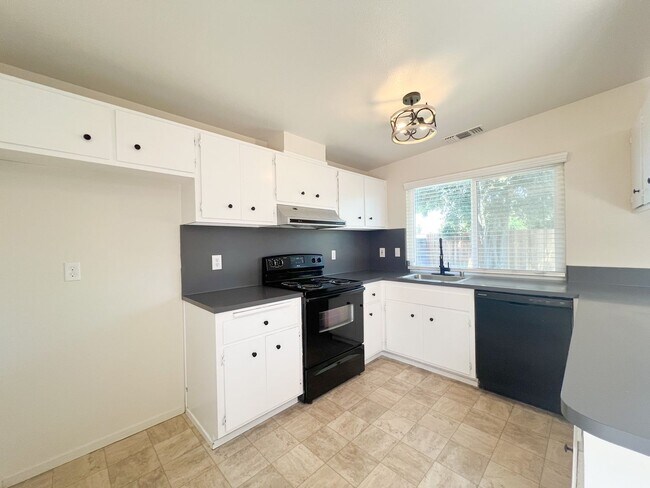 Building Photo - Spacious 3 Bed 2 Bath Home