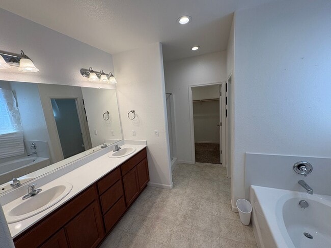Building Photo - Beautiful Single Story Home Ready To Be Ca...