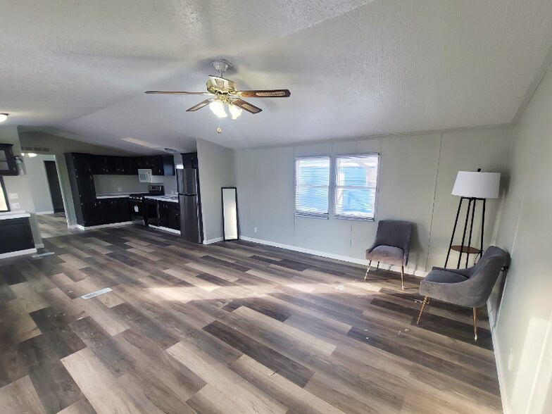 Building Photo - 72 Deerwood Park