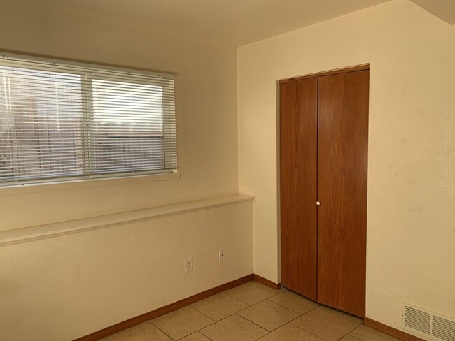 Building Photo - STUDENTS WELCOME! 4 Bed 2 Bath House 1 Blo...