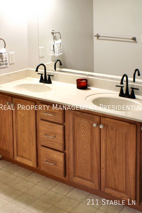 Building Photo - 211 Stable Ln