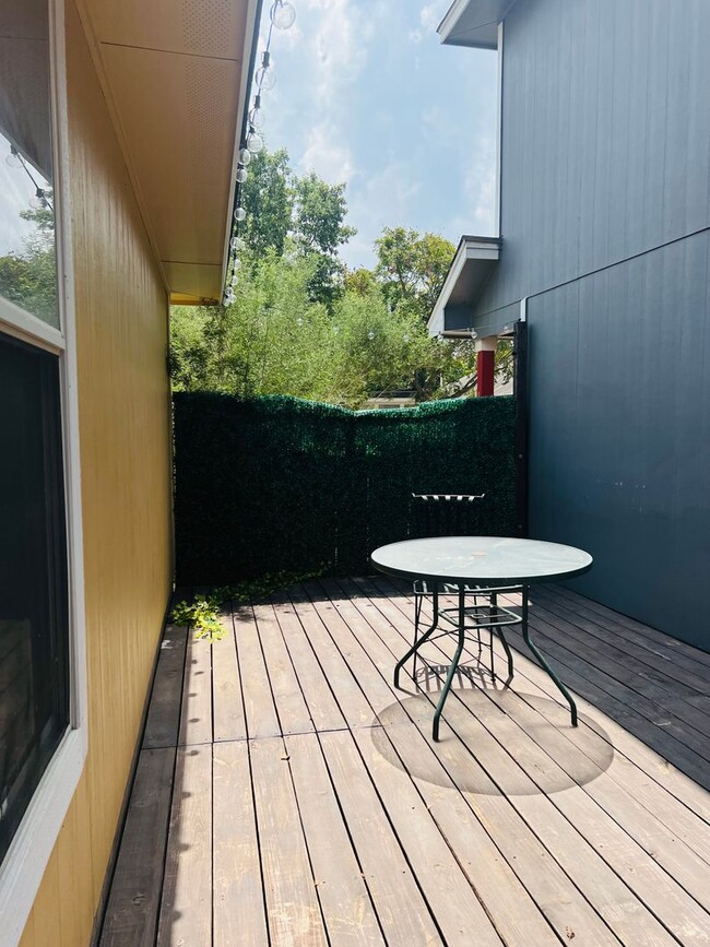 Building Photo - Cute Home Next to Walking Trail