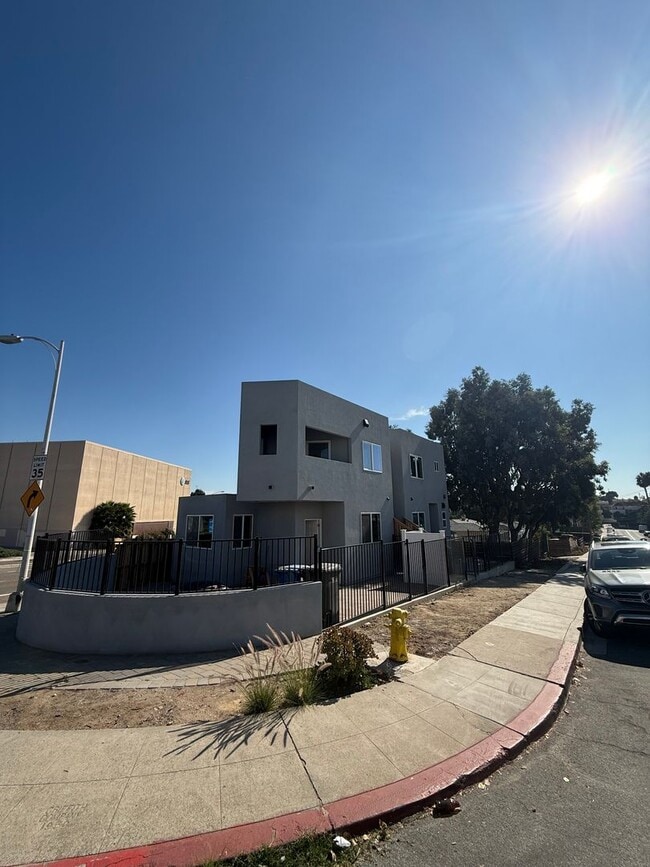 Building Photo - College Ave Triplex