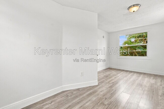 Building Photo - 1220 N 16th Ct