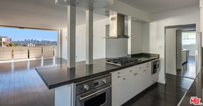 Building Photo - 8787 Shoreham Dr