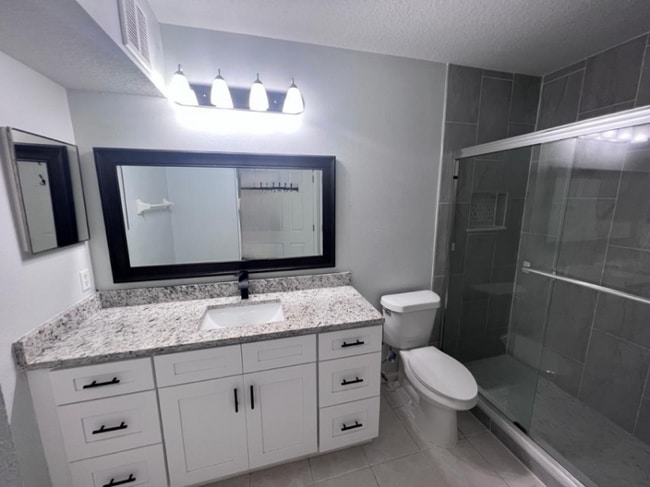 Building Photo - 713 Crest Pines Dr