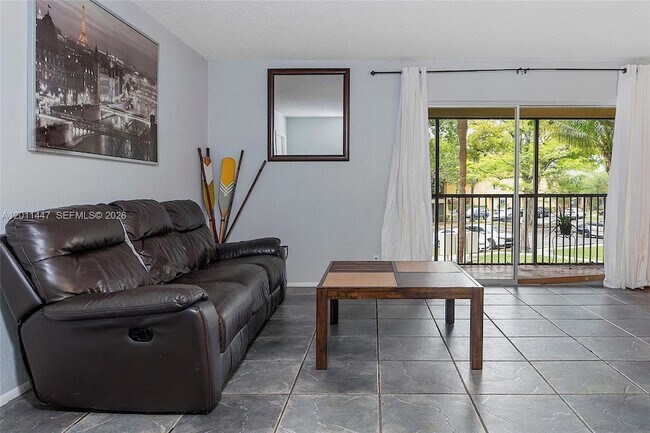 Building Photo - 3083 N Oakland Forest Dr
