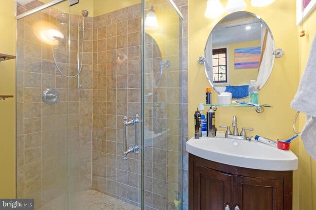 Building Photo - 928 Irving St