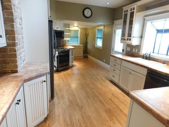 Building Photo - LARGE 3 bed 2 bath home in downtown GJ!!!!