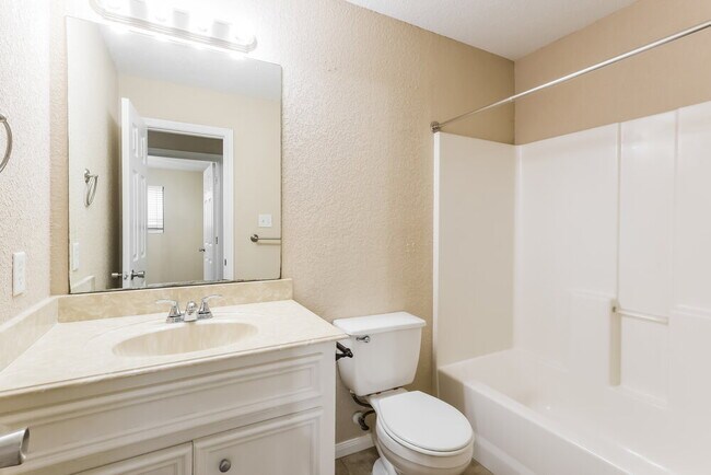 Building Photo - 131 Golfview Ct