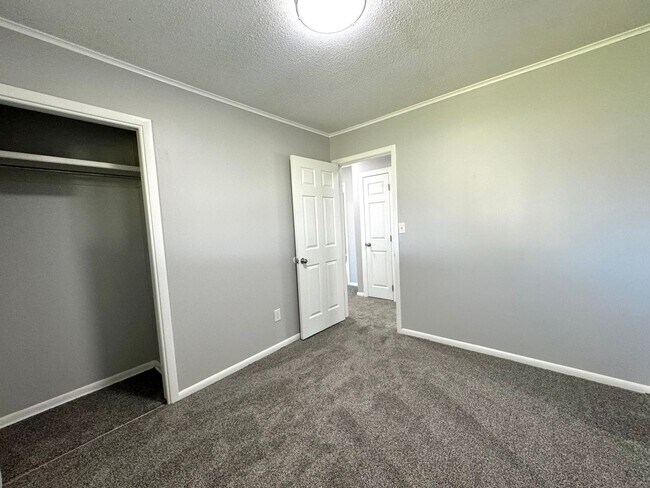 Building Photo - 1105 N Fern Ave