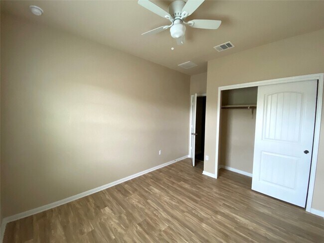 Building Photo - 237 Hess Dr