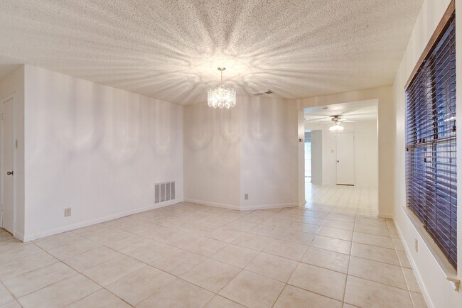 Building Photo - Spacious Single-Story Living in Meadow Brook