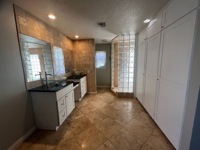 Building Photo - Beautiful Home available now