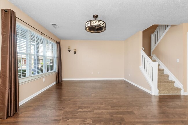 Building Photo - Townhome in The Market Common!