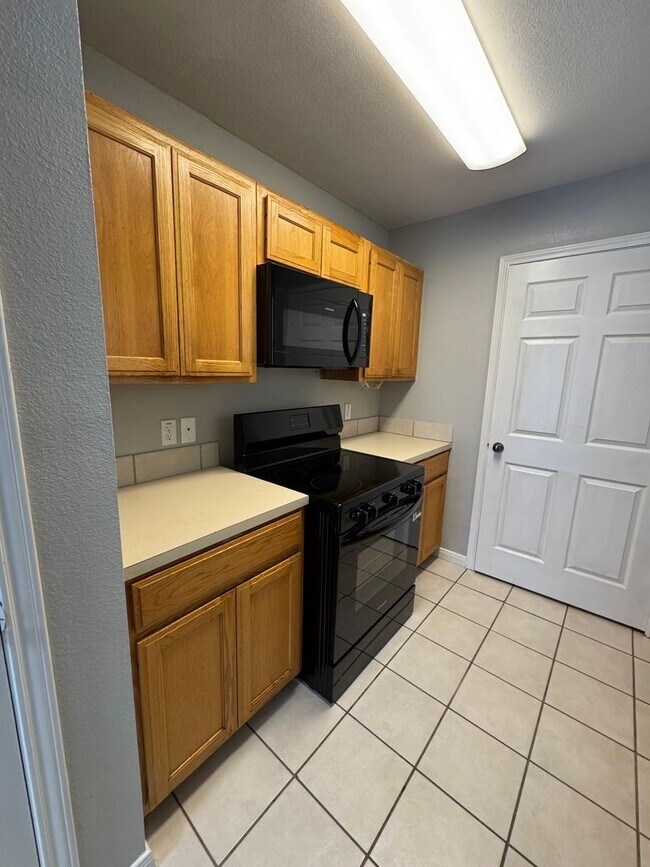 Building Photo - Updated 4 Bedroom Duplex in China Spring ISD