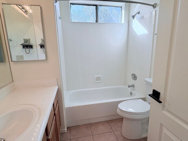 Building Photo - *AVAILABLE NOW* Gorgeous 3 bed/2 bath home in private gated Tanque Verde community!!!