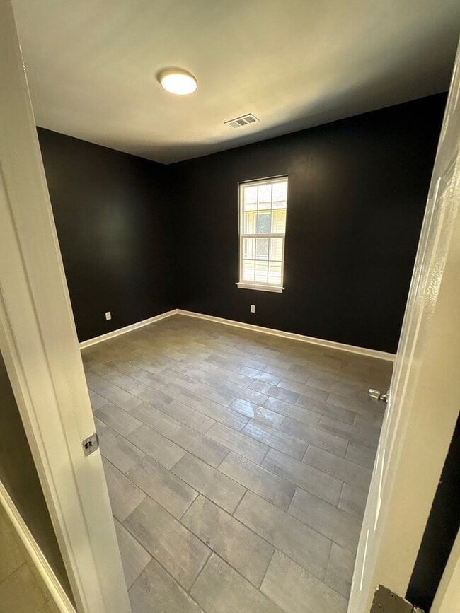 Building Photo - Beautiful 4-bedroom 2 bath home - Open To Section 8