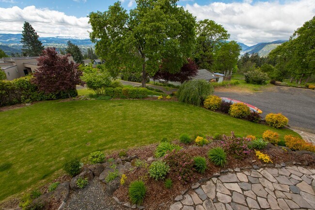 Building Photo - 737 Cherryview Ln