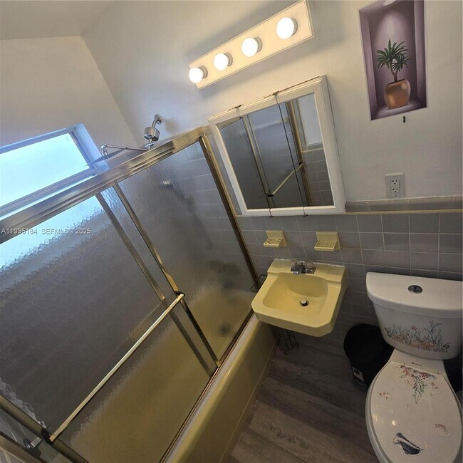 Building Photo - 108 SE 10th Ave