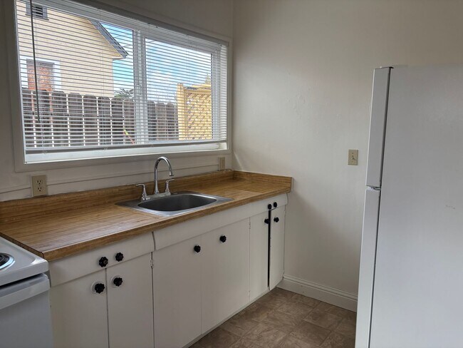 Building Photo - Second St (1186)