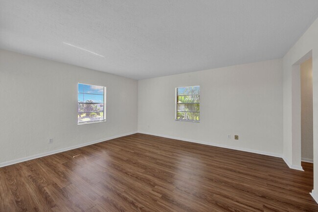 Building Photo - Bright and Spacious 2 Bedroom Condo in Spanish Pines