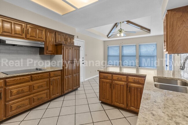 Building Photo - Charming Arlington Home with Spacious Livi...