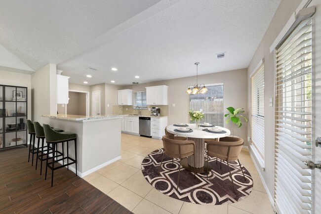 Building Photo - 802 Foxglove Dr