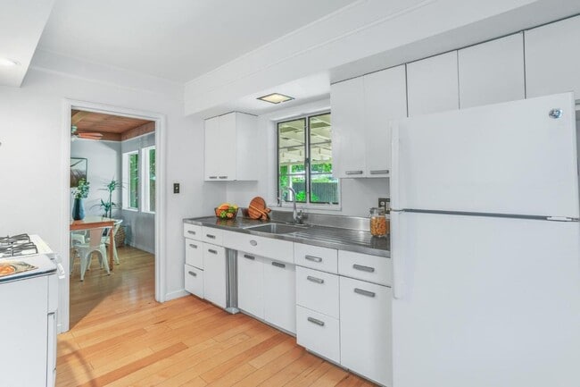 Building Photo - Charming Mid-Century Home with Detached St...