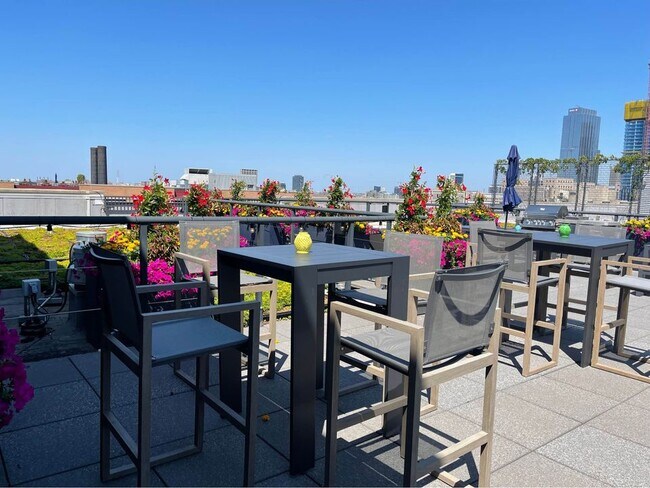 Building Photo - 1136 S Delano Ct W