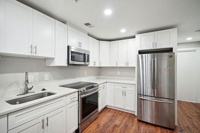 Building Photo - Available Now! 2 Bed 1 Bath Near Howard!