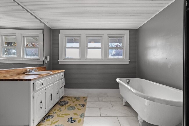 Building Photo - 207 Culberson Ave