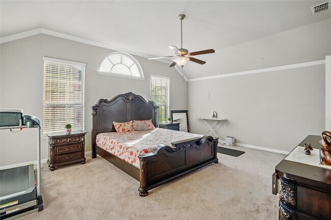 Building Photo - 1001 Vineyard Dr