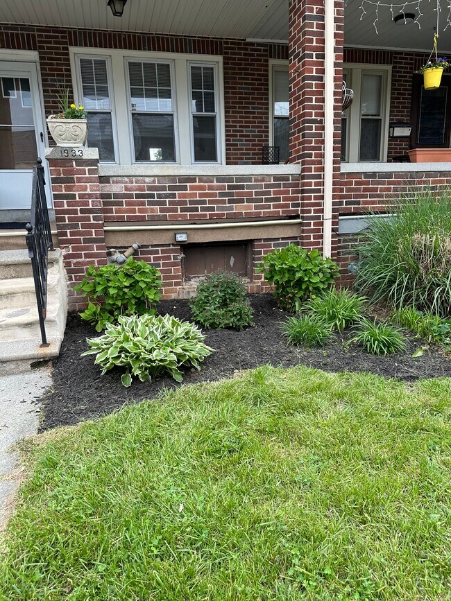 Building Photo - 1933 W Cedar St