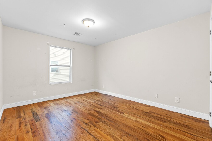 Building Photo - 270 S 20th St