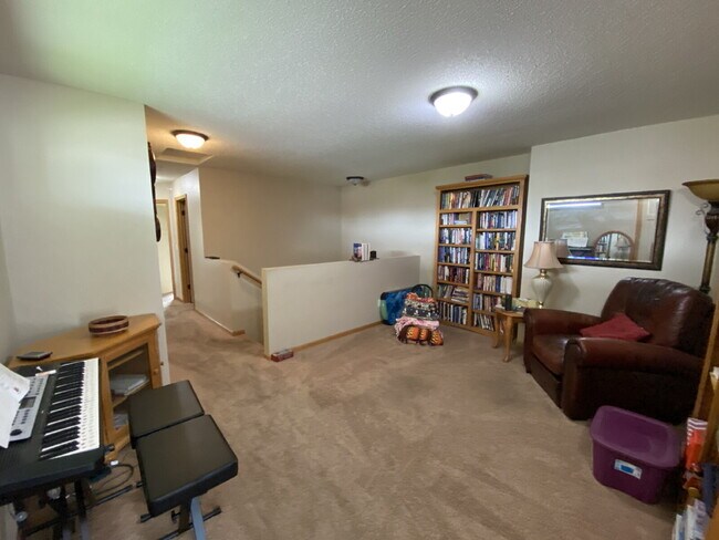 Building Photo - Roomy four-bed three-bath Townhome in Lino...