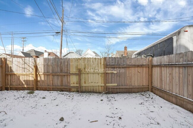 Building Photo - 556 E Whittier St