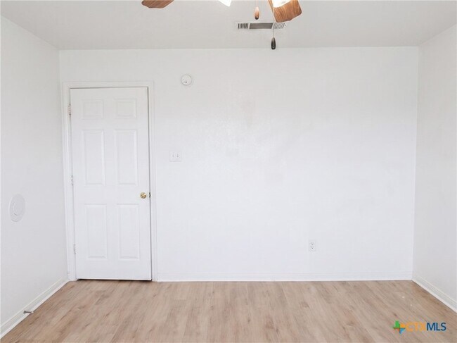 Building Photo - 305 Cedar Ridge Dr