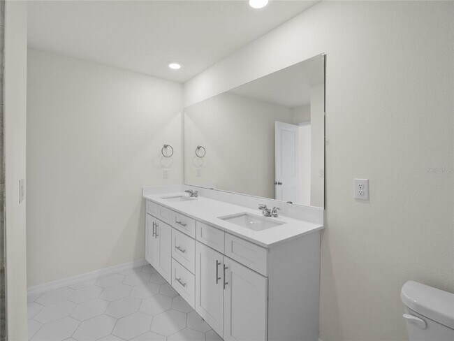 Building Photo - 5255 Farmington Ave