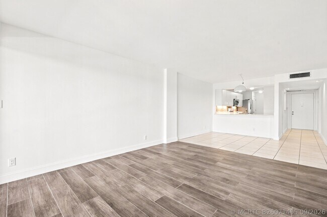 Building Photo - 8 Royal Palm Way
