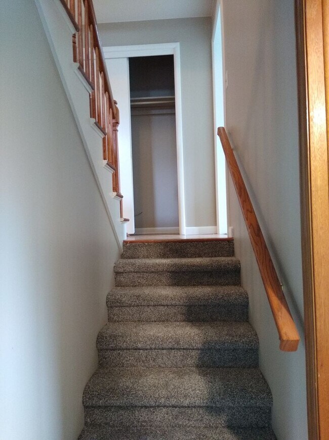 Building Photo - Stunning 4 bedroom 2 bath Virginia Village...