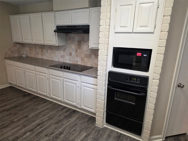 Building Photo - 12902 Skymeadow Dr
