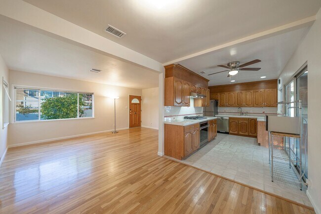 Building Photo - Charming Redondo Beach Home Rental!