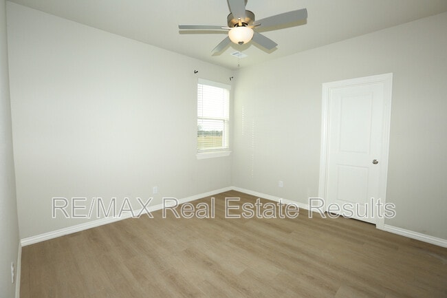 Building Photo - 1405 SW Poigai Wy