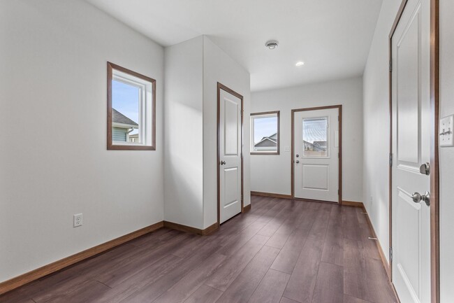 Building Photo - 4-bedroom, 3-bathroom South Fargo Single-F...