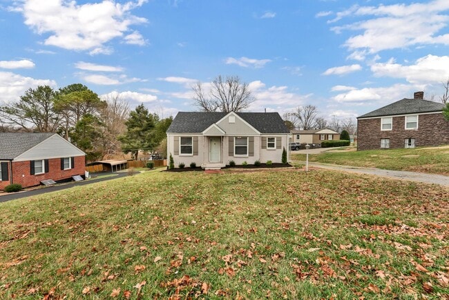 Building Photo - Conveniently Located off Memorial Dr! Lovely 2 Bed 1 Bath Home!