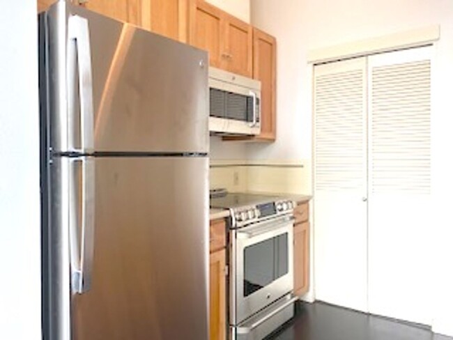 Building Photo - Sun-Filled Queen Anne Condo With Private E...
